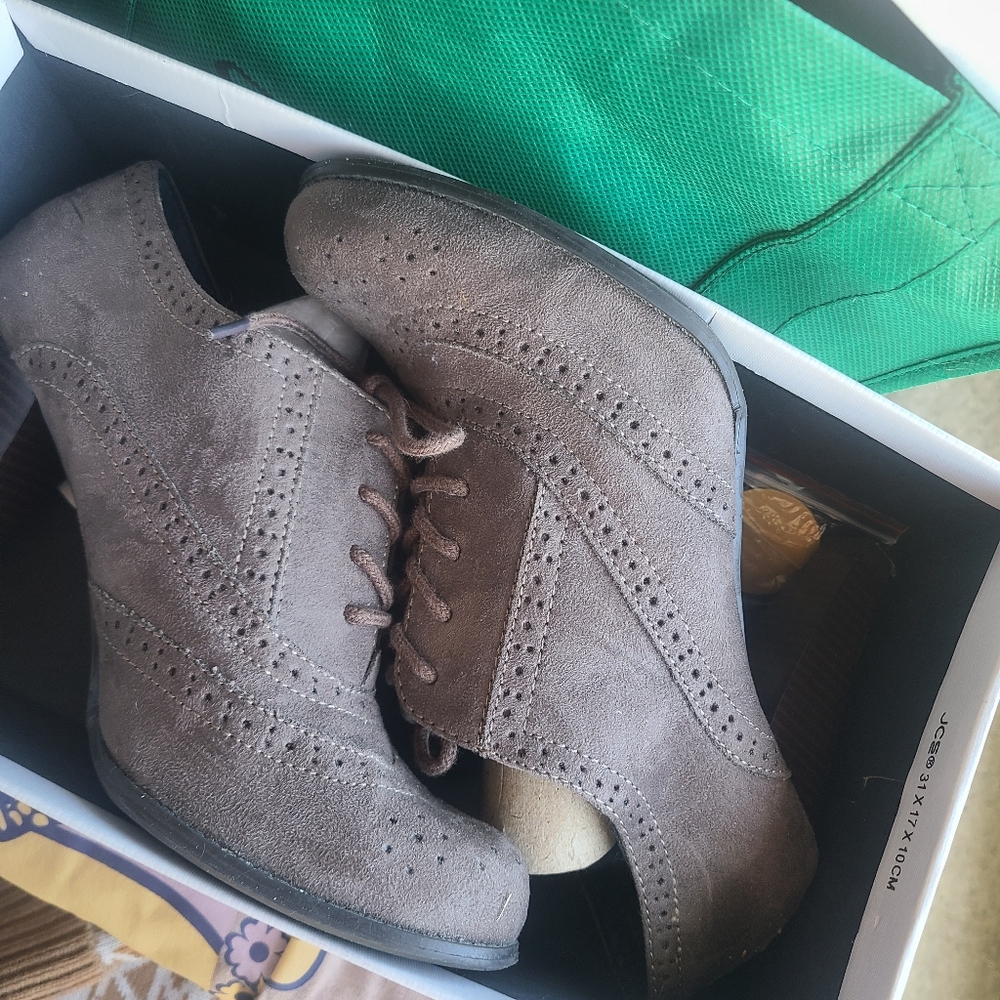 Wingtip Heels